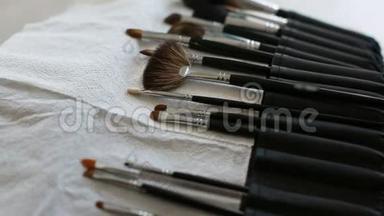 在桌子上刷妆.. 化妆师拿起画笔
